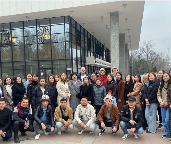студенты  1-2 курсов под руководством кураторов  посетили  Кыргызский национальный академический драматический театр имени Т. Абдумомунова.