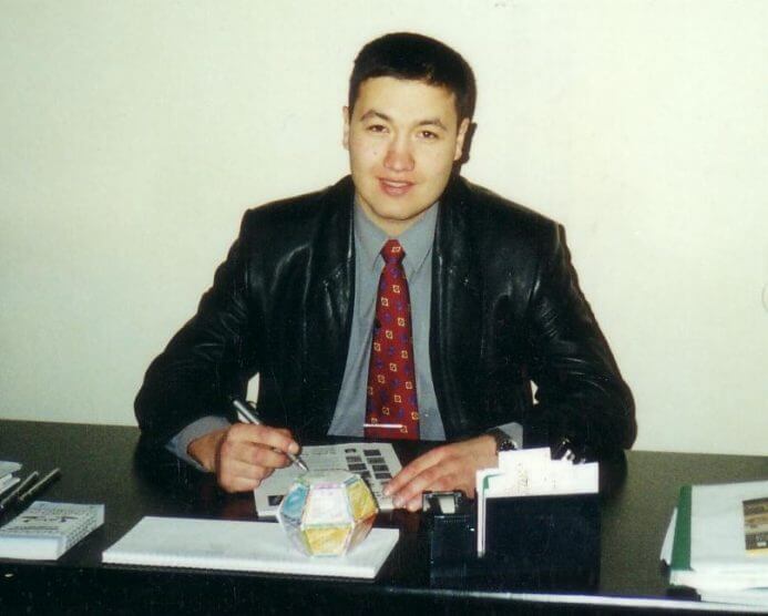 Айдаралиев Арсен Асылбекович – проректор по международным связям и инвестициям, к.ю.н. с 1 сентября 1998 – 29 октября 2004 года.