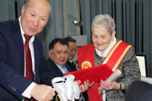 Почетный профессор Любовь Зубехина награждена медалью «За заслуги перед КГМА»