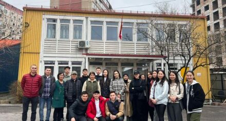 Лицейдин окуучулары жана КММАнын студенттик профсоюз комитетинин мүчөлөрү Бишкектеги балдар үйүнө барышты