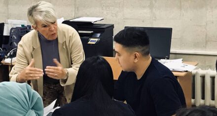 Волонтер из Германии обучает немецкому языку желающих учащихся КГМА