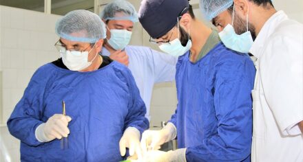 МММСУнун жана КММАнын бет-жаак хирургдары биргелешип эриндердин жана катуу таңдайдын жырыгы менен ооруган бейтаптарга операция жасашты