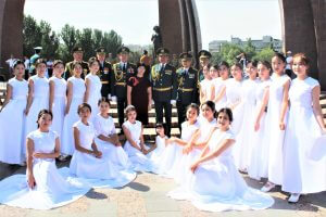 Студентки Медакадемии станцевали вальс с выпускниками Военного института Кыргызстана
