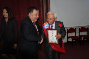 Вручены памятные медали  КГМА  и Ахунбаевские стипендии