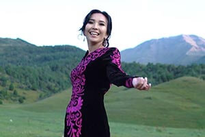 Студентка Медакадемии Кыргызстана Аяна Эгембердиева спела об Ала-Тоо