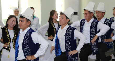 КММАнын кыргыз тили кафедрасы тил күнүнө карата майрамдык кече өткөрүштү