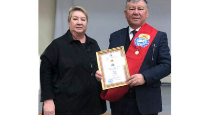Памятной медалью КГМА награжден директор Национального центра онкологии и гематологии Э.Тилеков