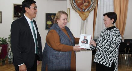 Старший преподаватель кафедры кыргызского языка и выпускник КГМА издали книгу “Эл ырчысы Эстебес”